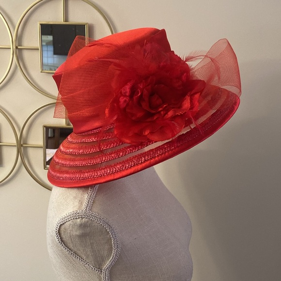 🌹Red Vintage woman’s 💯 draw dress hat with feathers and big side Rose 13.5”RND - Picture 12 of 12